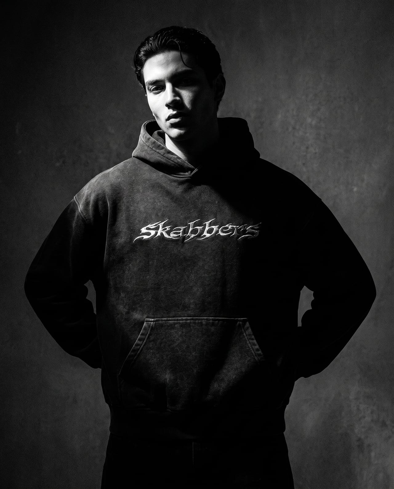 Retrato en blanco y negro de modelo con buzo SKABBERS